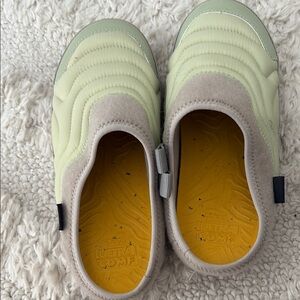Teva size 7.5 indoor outdoor shoes in great shape